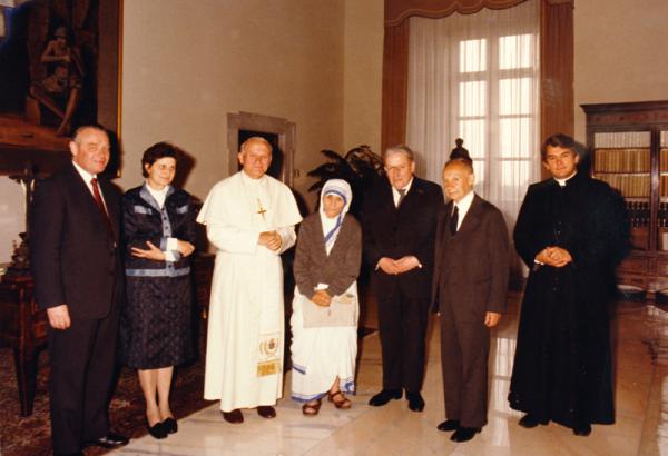 Zyczkowski  JPII Matka Teresa 12 V 1981 fot Arturo Mari.jpg
